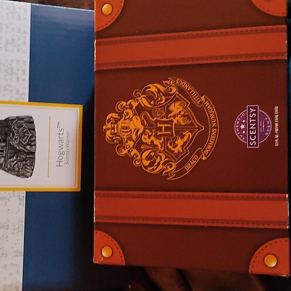Harry Potter Hogwarts Scentsy Warmer and Wax Melts Chest Box Set - Picture 2 of 13